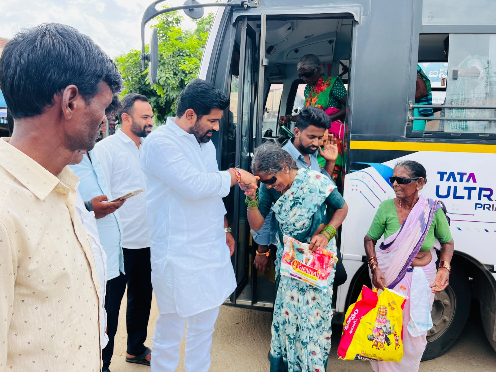 జనతా ట్రస్ట్ ఆధ్వర్యంలో కంటి ఆపరేషన్లు