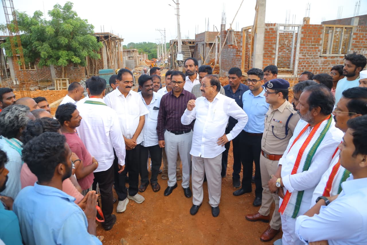 వెలుగుమట్లలో యుద్ధప్రాతిపదికన అభివృద్ధి పనులు...