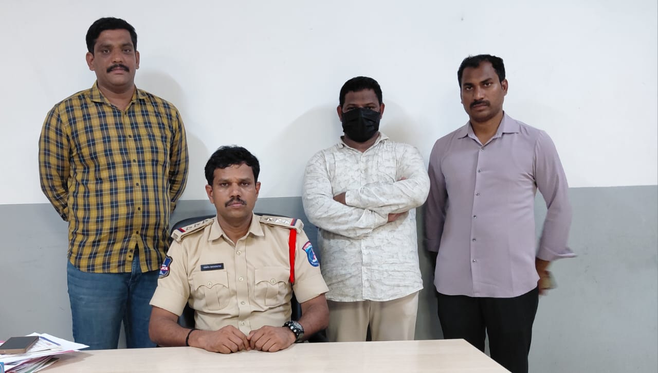 అంజయ్యనగర్ భవన కూల్చివేత కేసులో బిల్డర్ అరెస్ట్