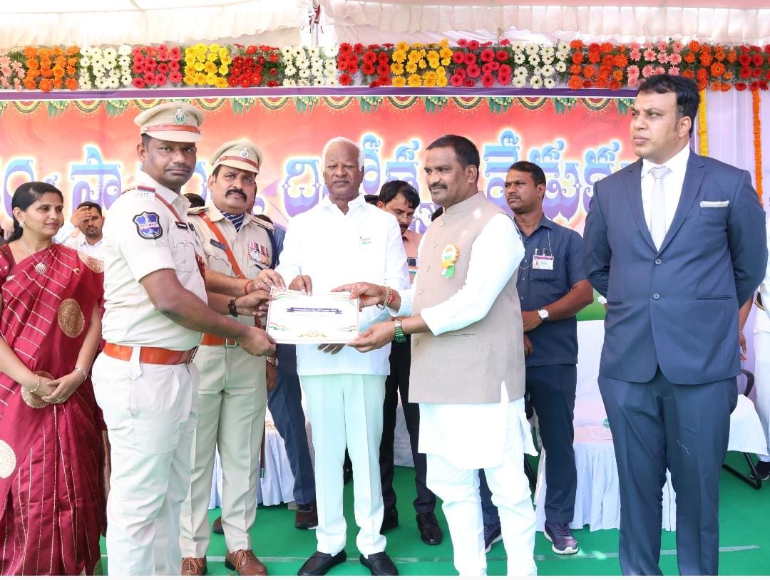 ఉత్తమ పోలీస్ అధికారిగా వర్ధన్నపేట ఎస్‌ఐ సాయిబాబుకు ప్రశంసా పత్రం