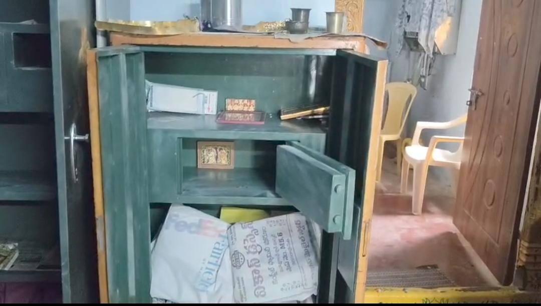 పెద నెమలిపురి గ్రామంలో భారీ చోరీ.. సంఘటన స్థలాన్ని పరిశీలించిన పోలీసులు, క్లూజ్ టీం