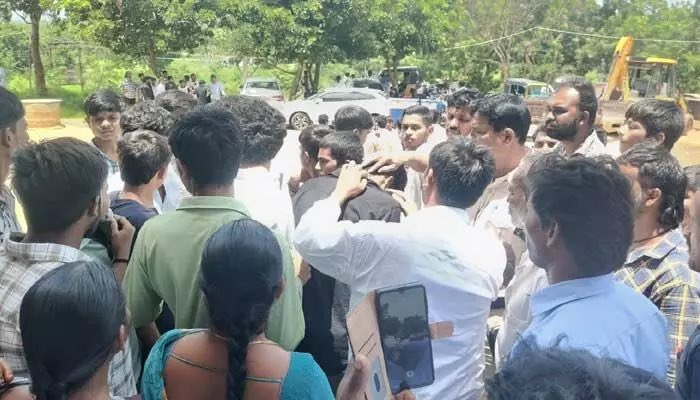 గురుకుల పాఠశాలలో జూనియర్లపై సీనియర్ల దాడి