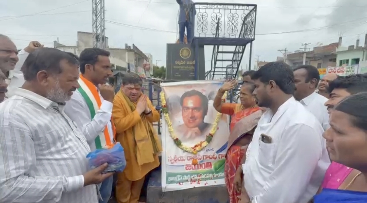 రాజీవ్ గాంధీ చిత్రపటానికి ఘన నివాళులు అర్పించిన  మంత్రి పొన్నం ప్రభాకర్