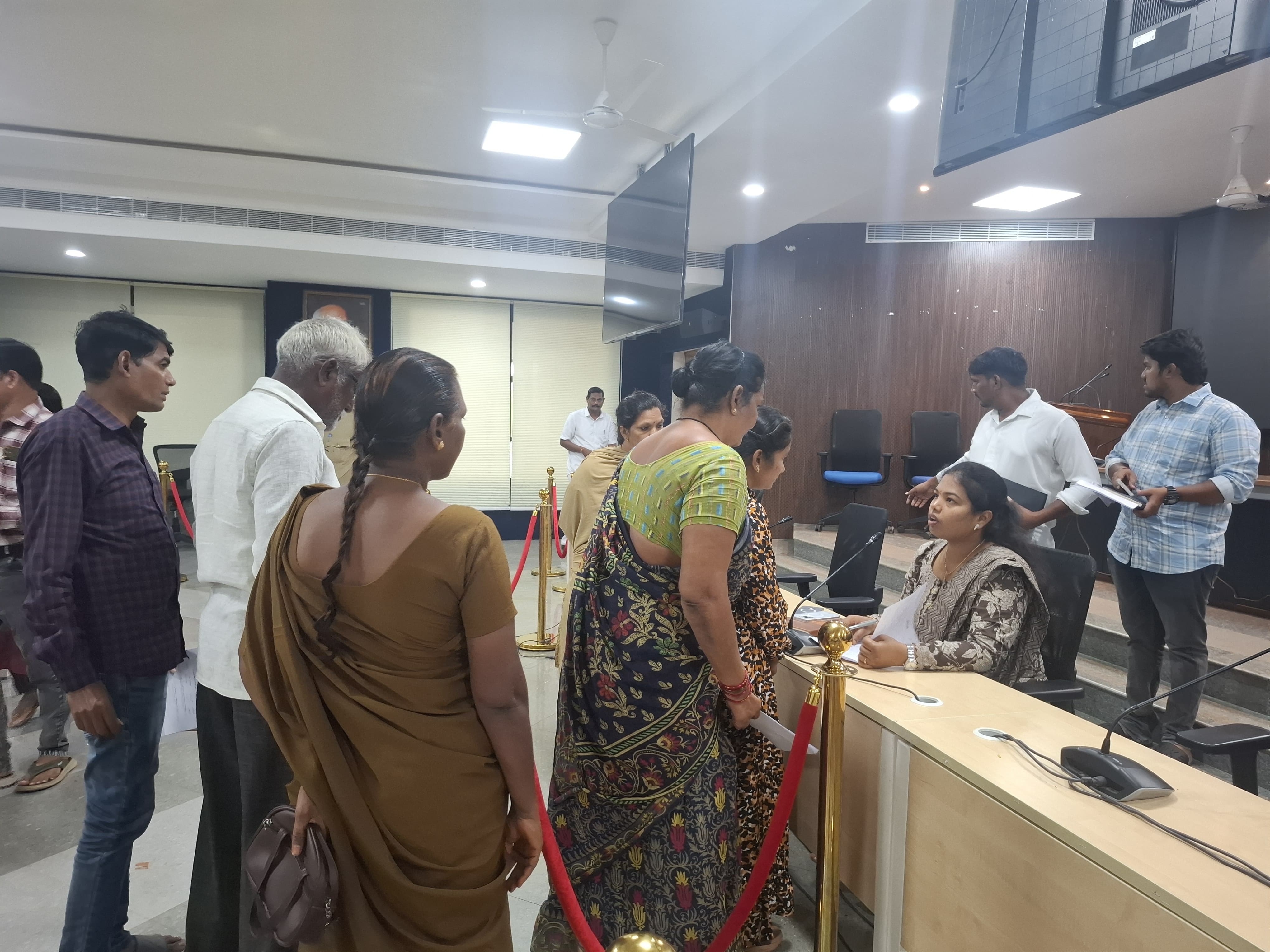 ప్రజావాణి దరఖాస్తులు త్వరితగతిన పరిష్కరించాలి...