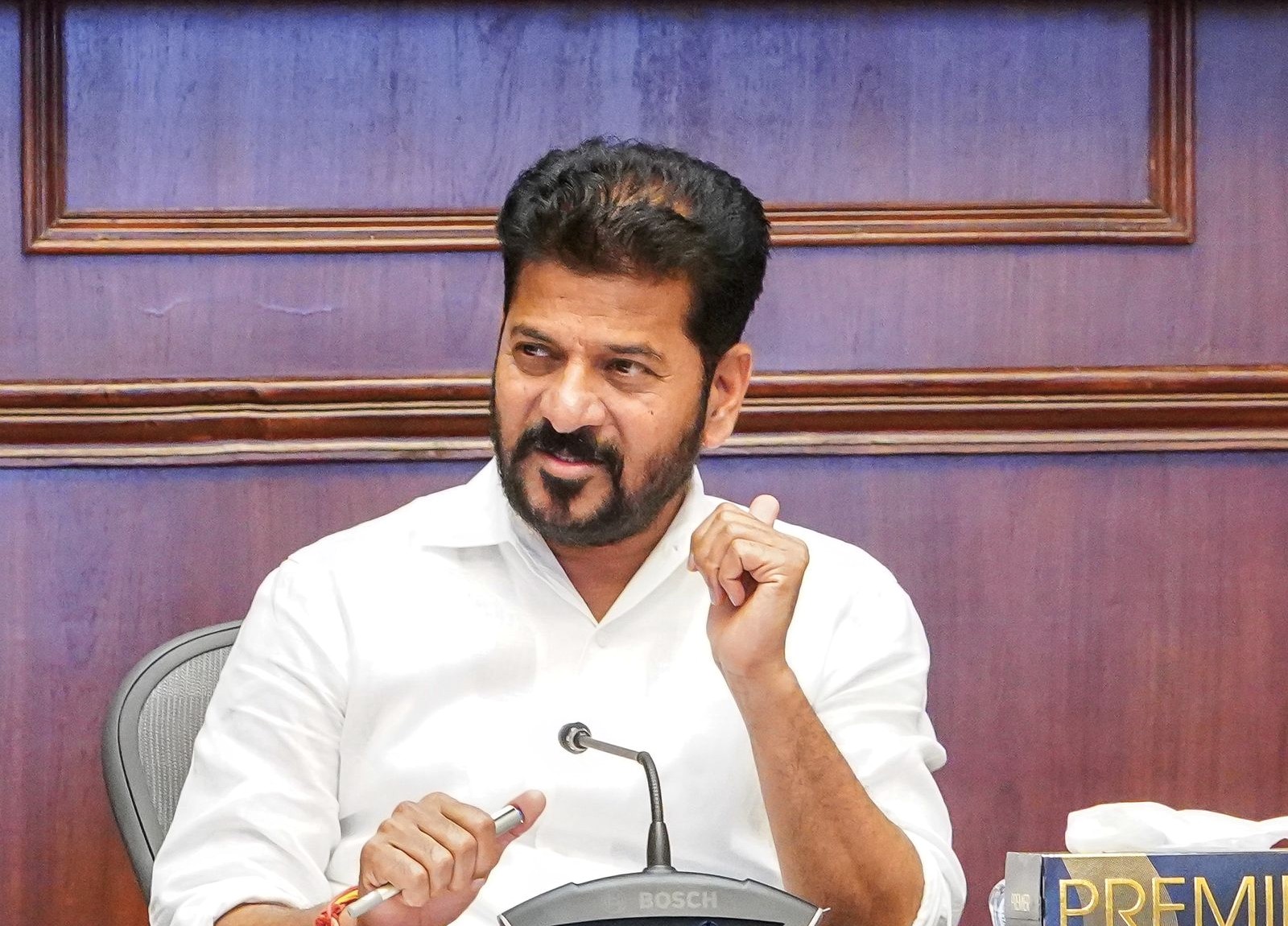 22-ఏ నిషేధిత భూముల రిజిస్ట్రేష‌న్ల అంశంపై  రెవెన్యూ శాఖ మంత్రి పొంగులేటి శ్రీనివాసరెడ్డి తో కలిసి సమీక్షించిన ముఖ్యమంత్రి ఎ.రేవంత్ రెడ్డి