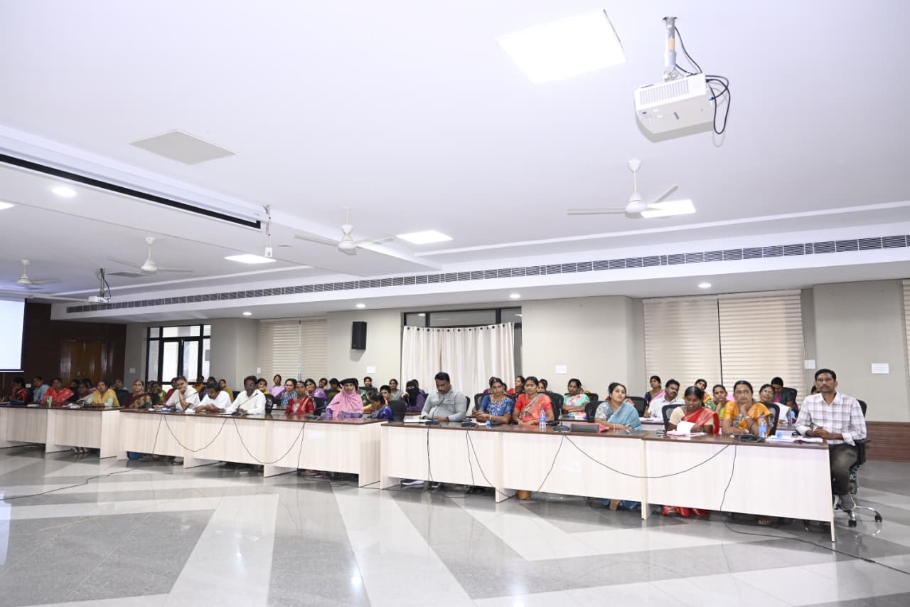 స్వయం సహాయక బృందాల సభ్యులు అన్ని రంగాలలో ముందుండాలి: జిల్లా కలెక్టర్ అండ్ మెజిస్ట్రేట్ స్నేహ శబరిష్