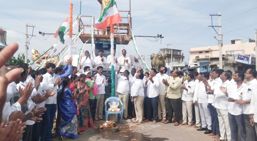 జాతీయ జెండాను తలకిందులుగా ఎగురవేశారన్న ఆరోపణలపై కేసు నమోదు