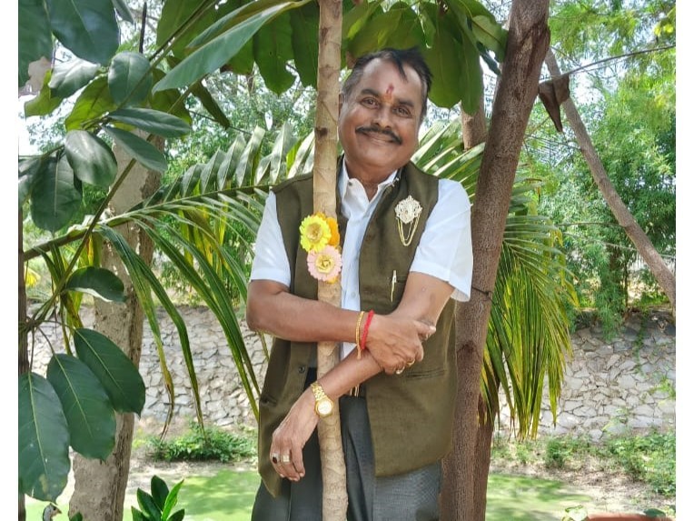 వినూత్నంగా రాఖీ పండుగ : వృక్షానికి రాఖీ కట్టిన వనప్రేమి