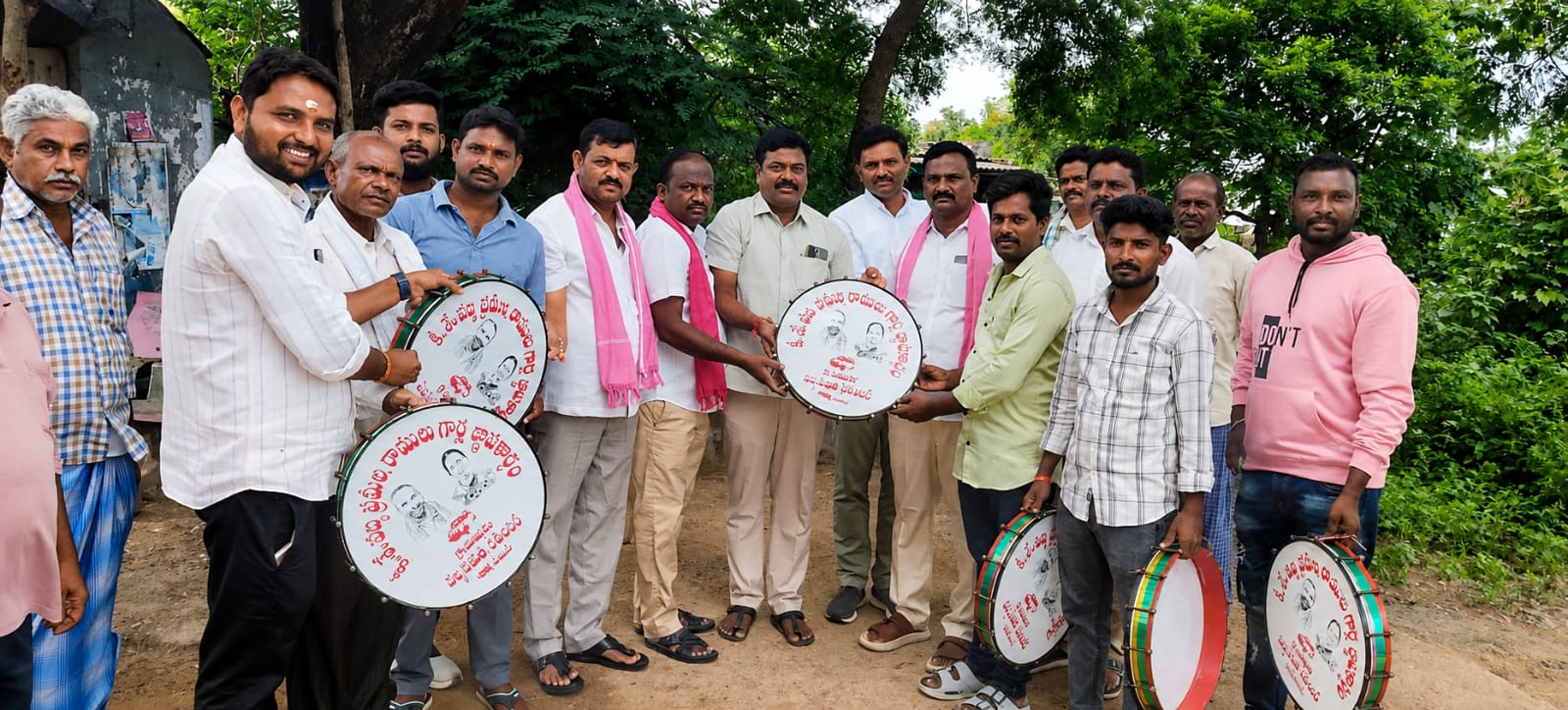 డప్పు కళాకారులకు ఉచితంగా డప్పుల పంపిణి