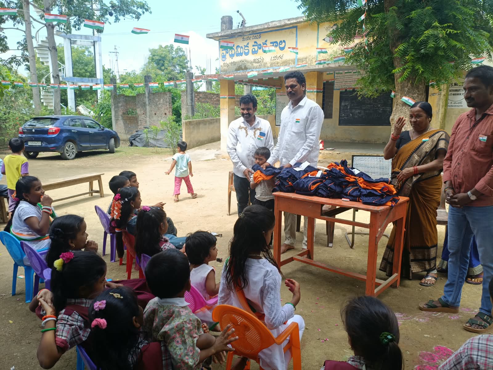 తండ్రి జ్ఞాపకార్థం విద్యార్థులకు స్పోర్ట్స్‌ డ్రెస్‌ల పంపిణీ