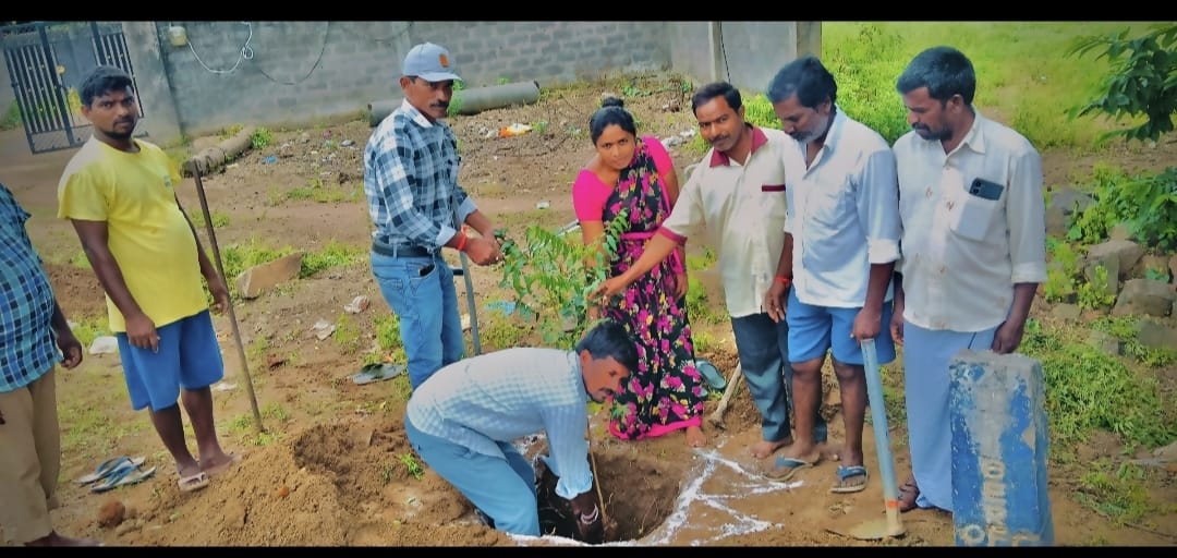 రంగపురంలో వనమహోత్సవం ప్రారంభించిన సర్పంచ్ ఓరుగంటి మాధురి రాజు