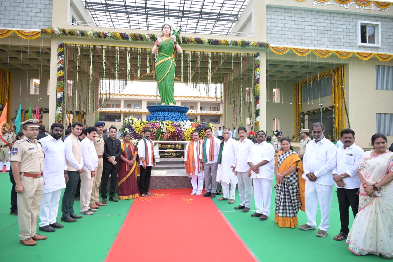 ములుగు జిల్లాలో కొత్తగా నిర్మించిన కలెక్టరేట్ భవన సముదాయాన్ని (IDOC) ప్రారంభించిన ముఖ్యమంత్రి ఎ. రేవంత్ రెడ్డి