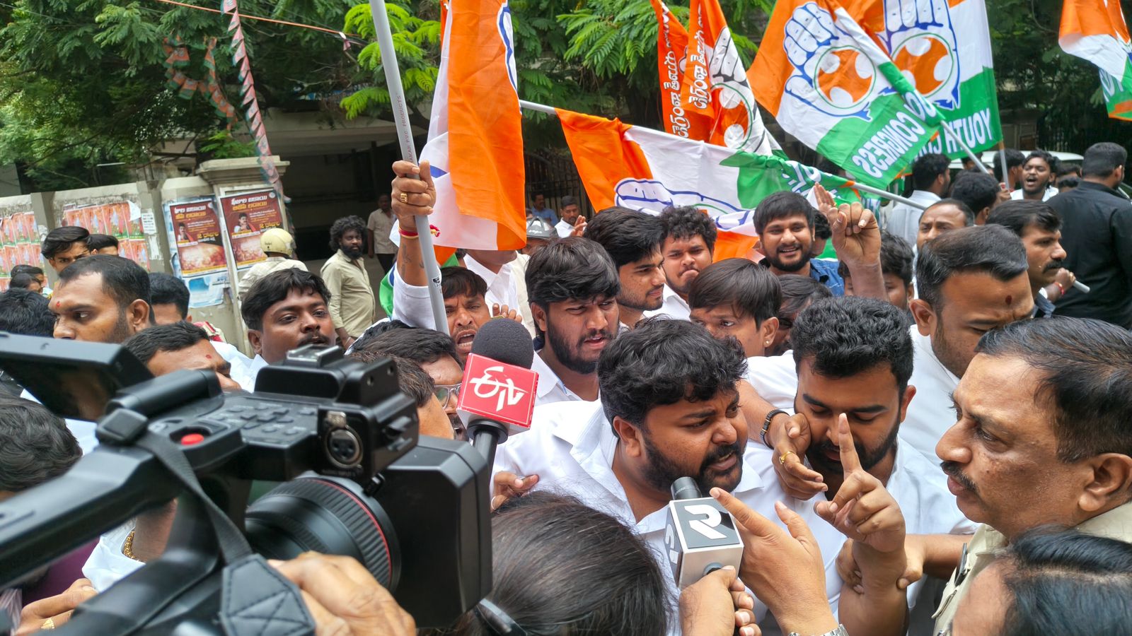 బీజేపీ రాష్ట్ర కార్యాలయం ముట్టడి