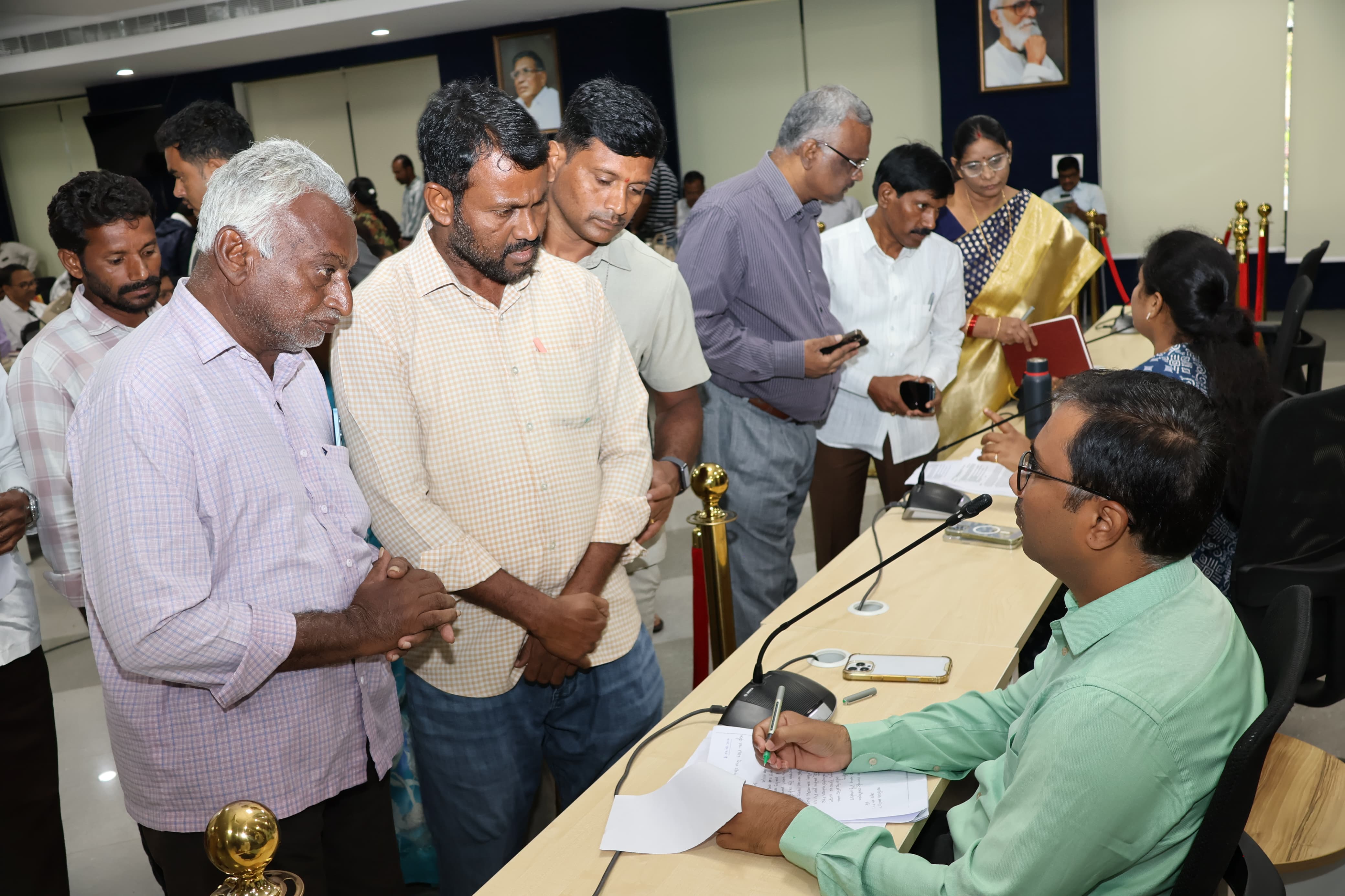 అర్జీలను సత్వరమే పరిష్కరించాలి: జిల్లా కలెక్టర్ దివాకర టిఎస్