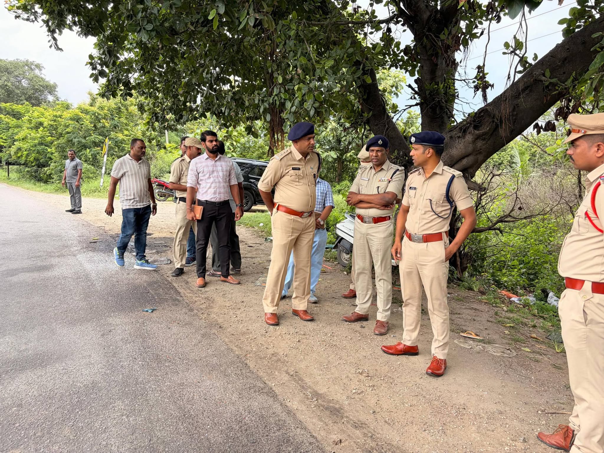 కొండగట్టు వద్ద జరిగిన రోడ్డు ప్రమాద ఘటన స్థలాన్ని పరిశీలించిన జిల్లా ఎస్పీ అశోక్ కుమార్