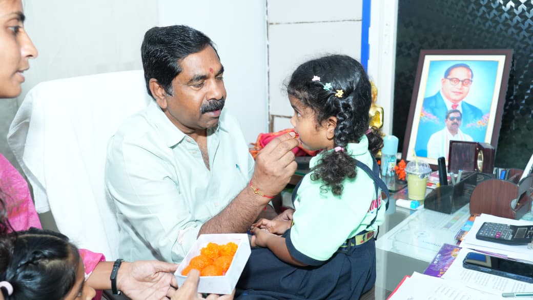 ఎమ్మెల్యే కేఆర్ నాగరాజుకి రాఖీ కట్టిన చిన్నారులు