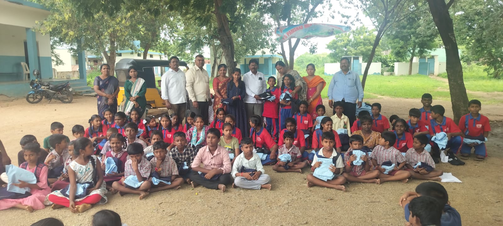 గొర్రెకుంట పాఠశాలలో యూనిఫాం, షూస్ ఉచిత పంపిణీ