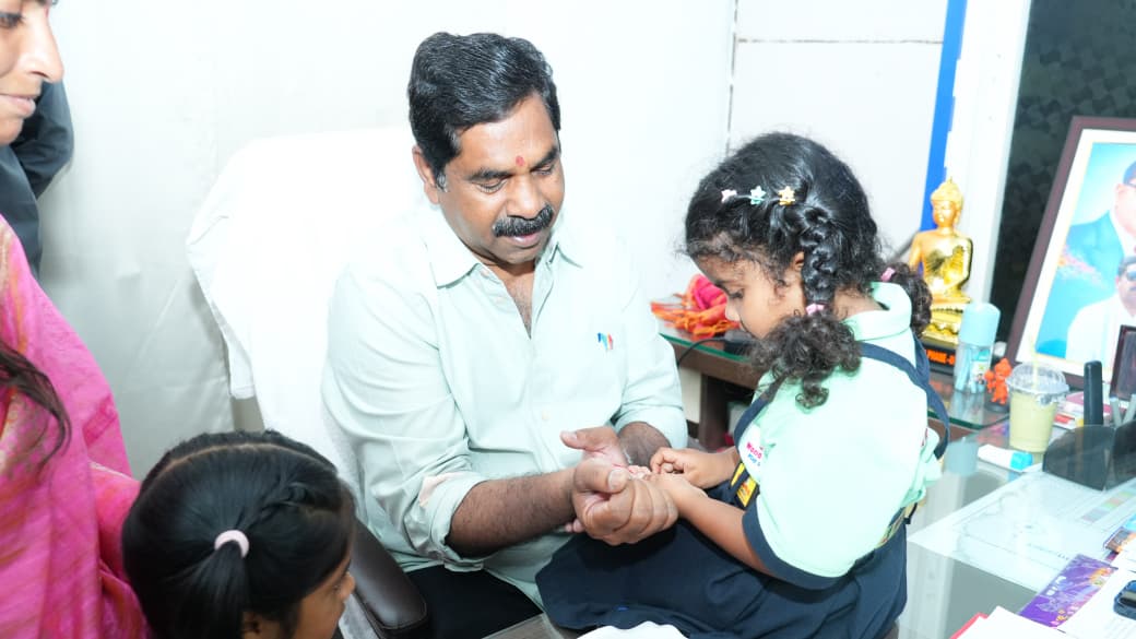 ఎమ్మెల్యే కేఆర్ నాగరాజుకి రాఖీ కట్టిన చిన్నారులు