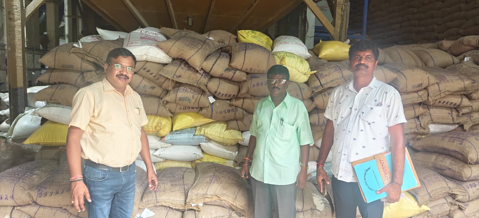 రేగొండలో 444.75 క్వింటాళ్ల పీడీఎస్ బియ్యం స్వాధీనం