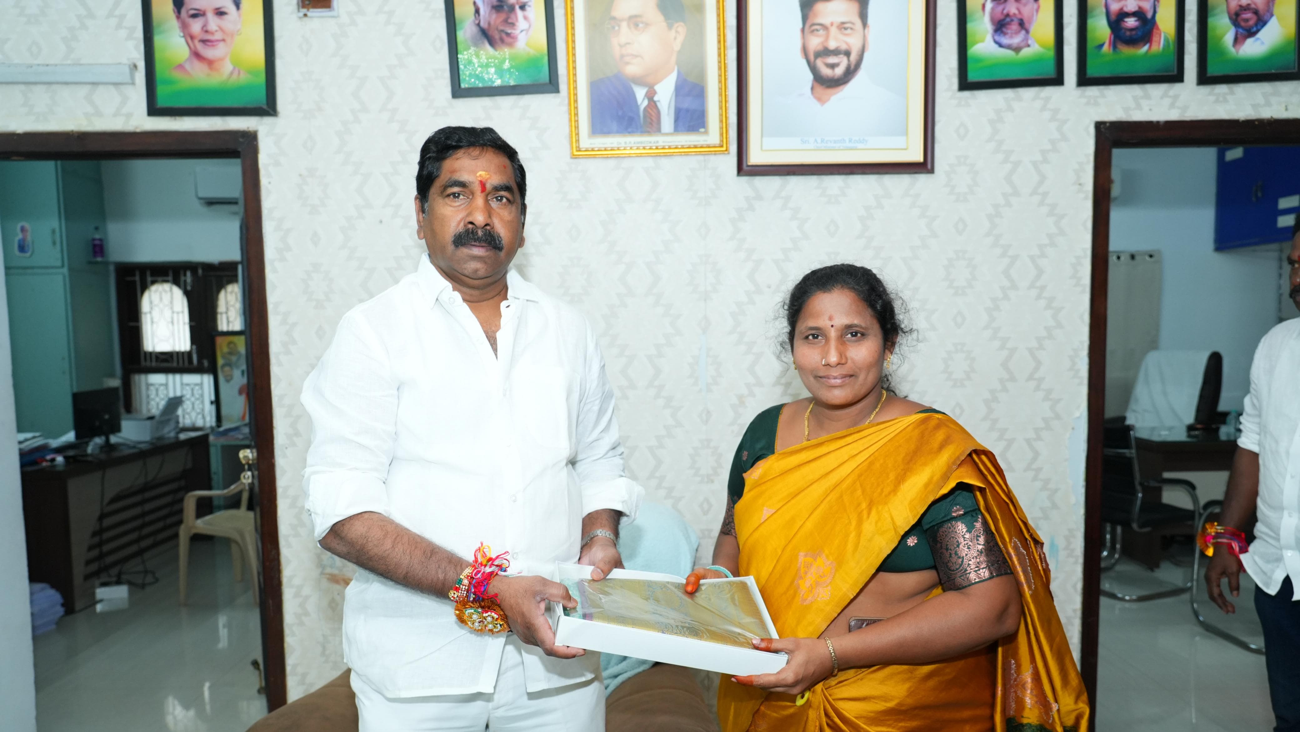 ఎమ్మెల్యే క్యాంపు కార్యాలయంలో ఘనంగా రాఖీ వేడుకలు...