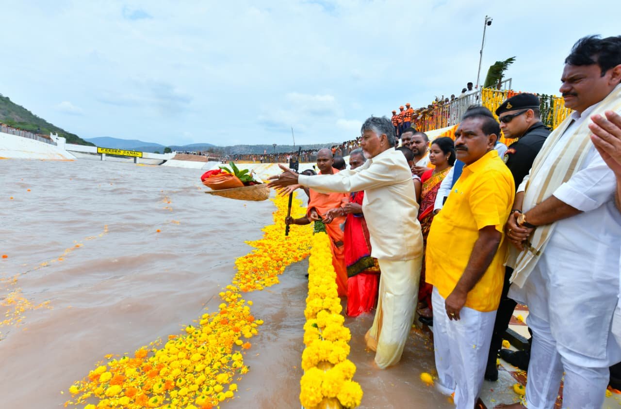 వెలిగొండ ప్రాజెక్టు ఫేజ్-1ను ప్రారంభించిన చంద్రబాబు