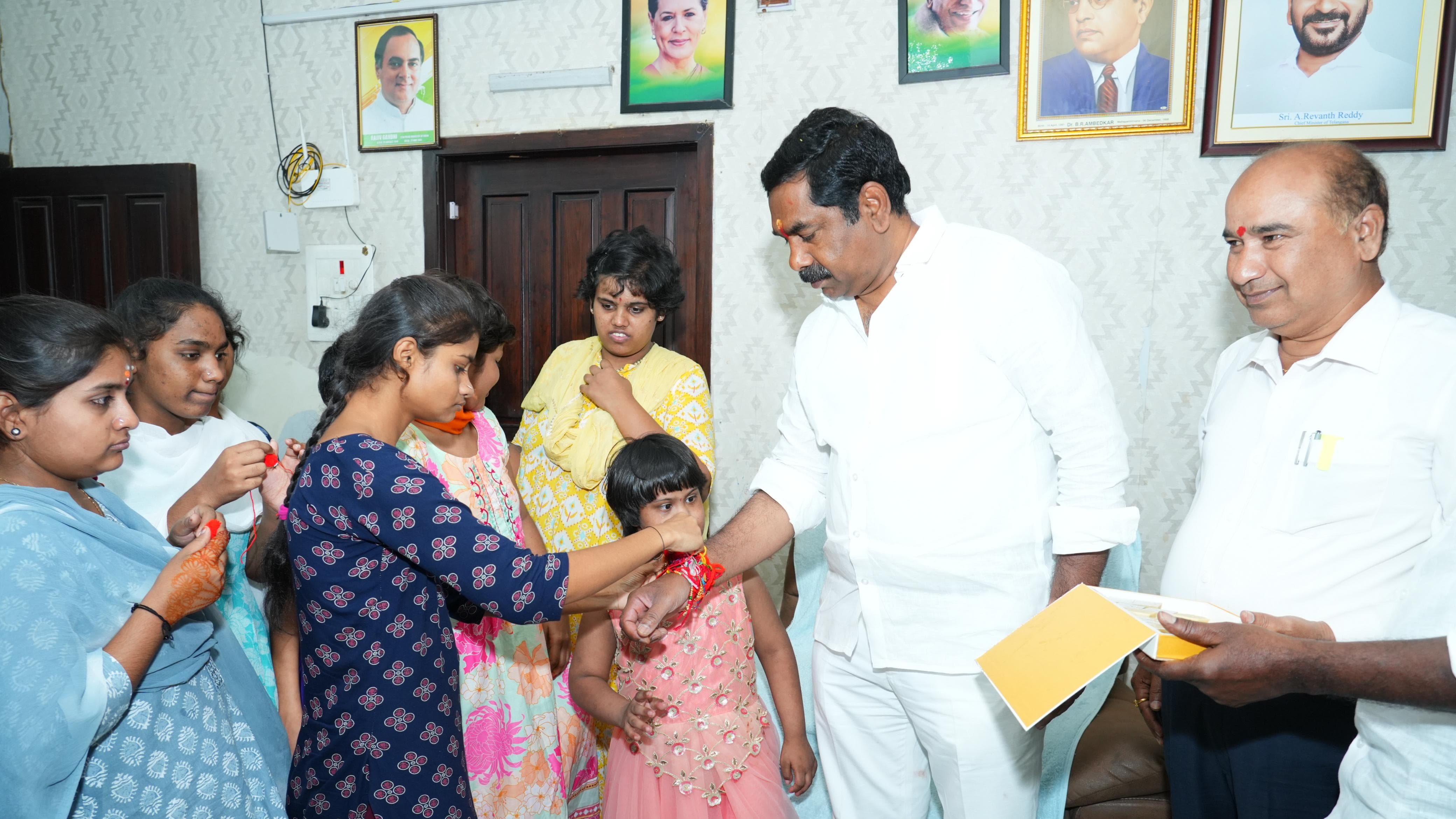 ఎమ్మెల్యే క్యాంపు కార్యాలయంలో ఘనంగా రాఖీ వేడుకలు...
