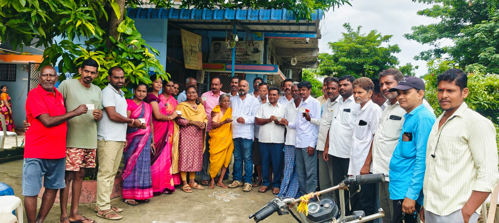 పొనకల్ గ్రామంలో స్మార్ట్ రేషన్ కార్డుల పంపిణీ