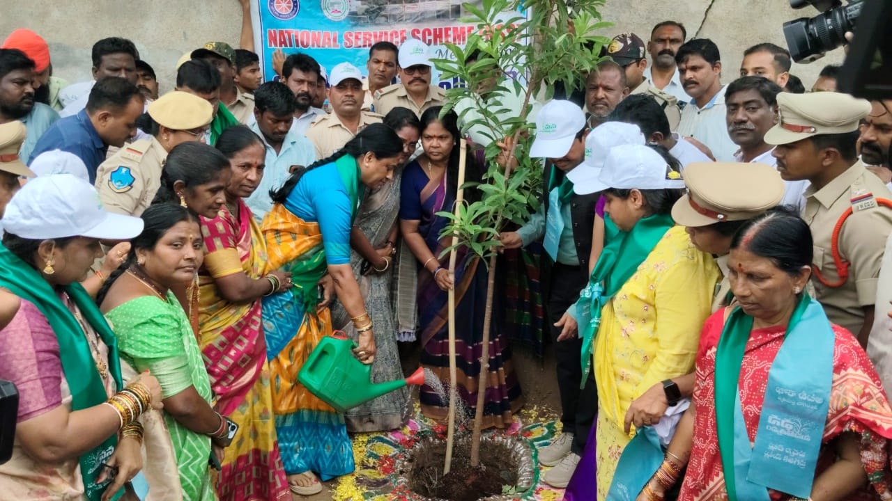 పర్యావరణ పరిరక్షణకు ప్రతి ఒక్కరూ మొక్కలు నాటలి