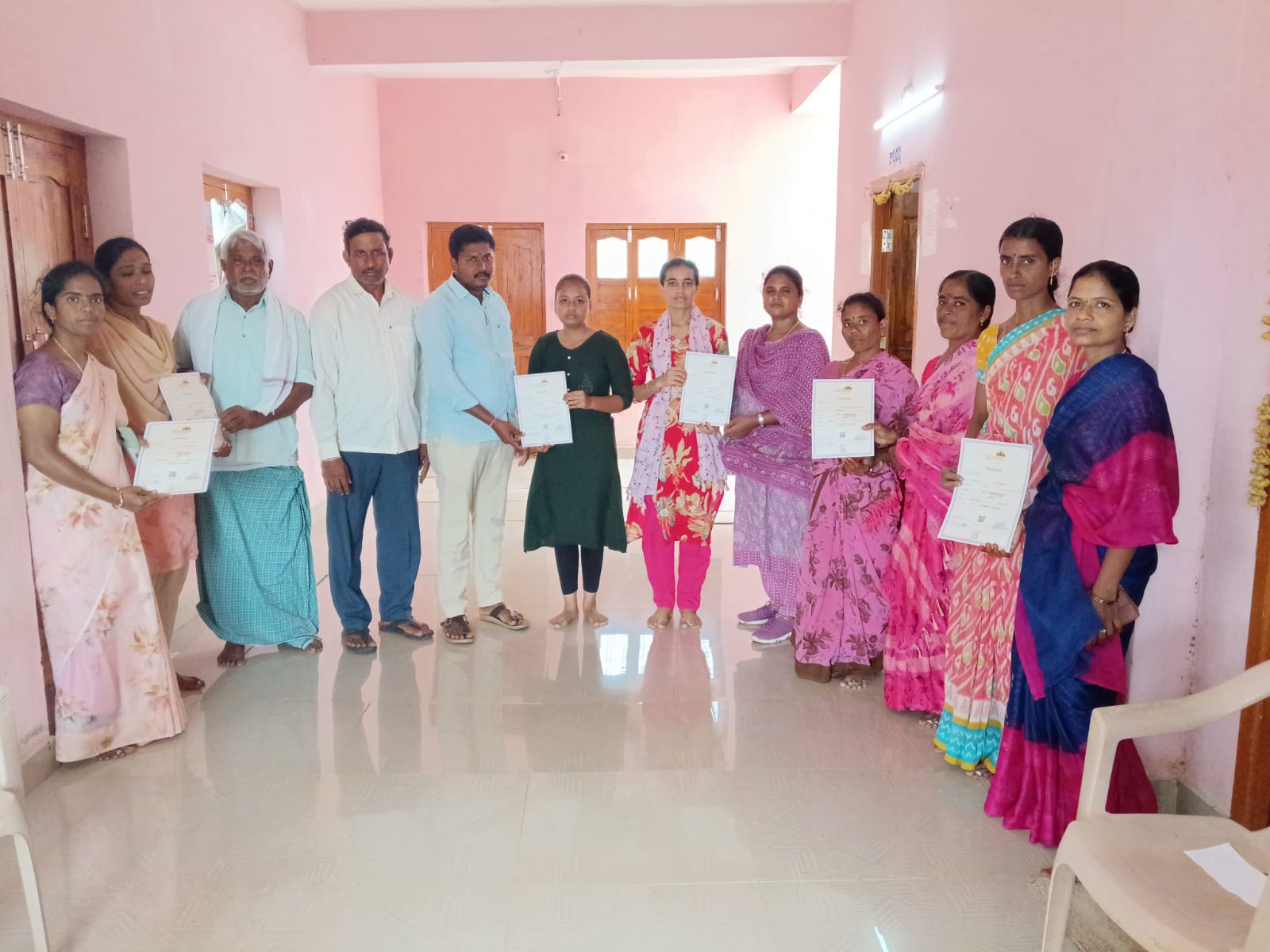 కుట్టు మిషన్ సర్టిఫికెట్లు పంపిణీ చేసిన సర్పంచ్ సుకినే నాగరాజు