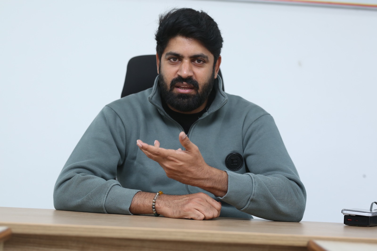టాలీవుడ్ పెద్దలపై ‘ఓ అందాల రాక్షసి’ దర్శకుడి న్యాయపోరాటం
