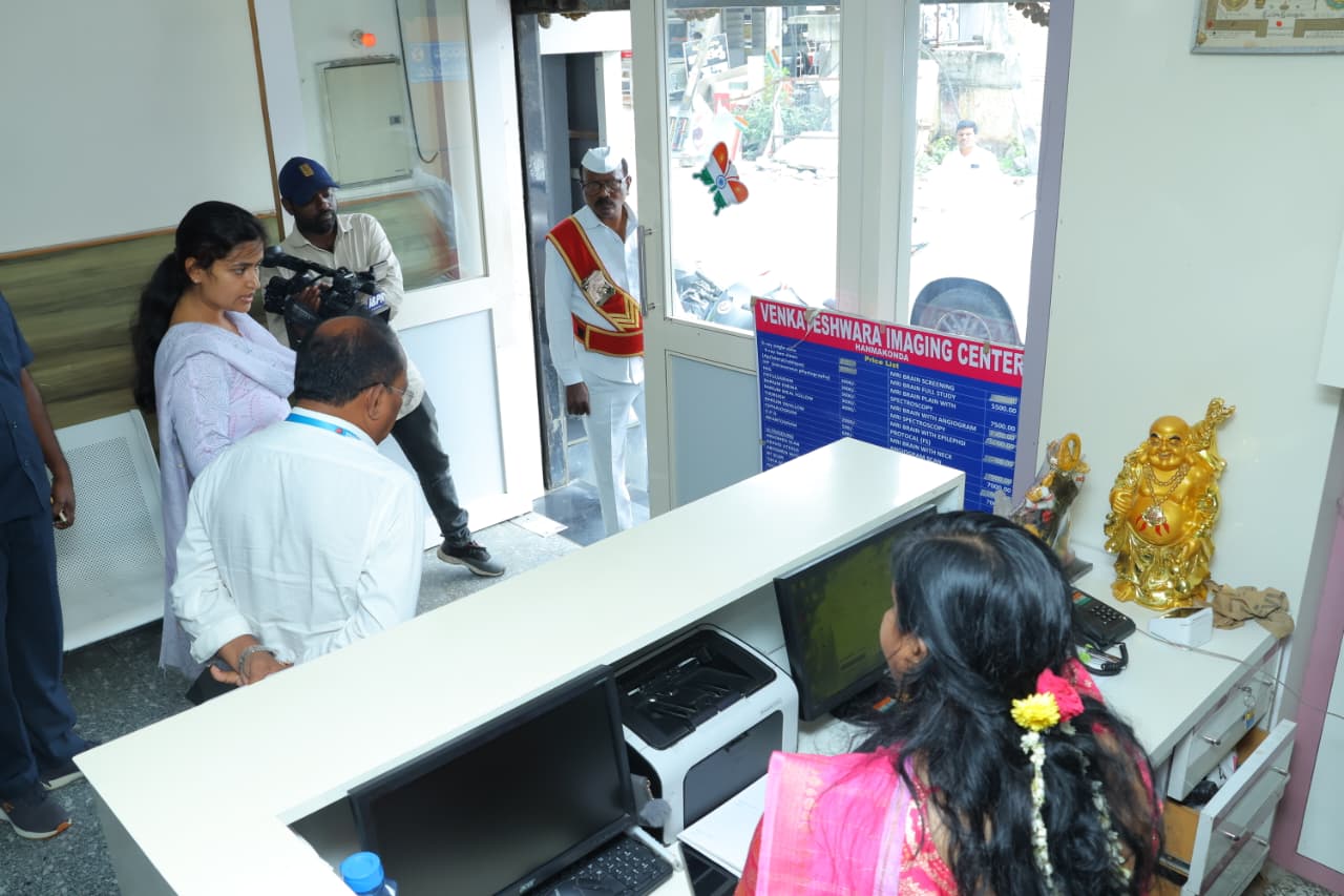 స్కానింగ్ సెంటర్లను ఆకస్మికంగా తనిఖీ చేసిన కలెక్టర్ చాహత్ బాజ్ పాయి