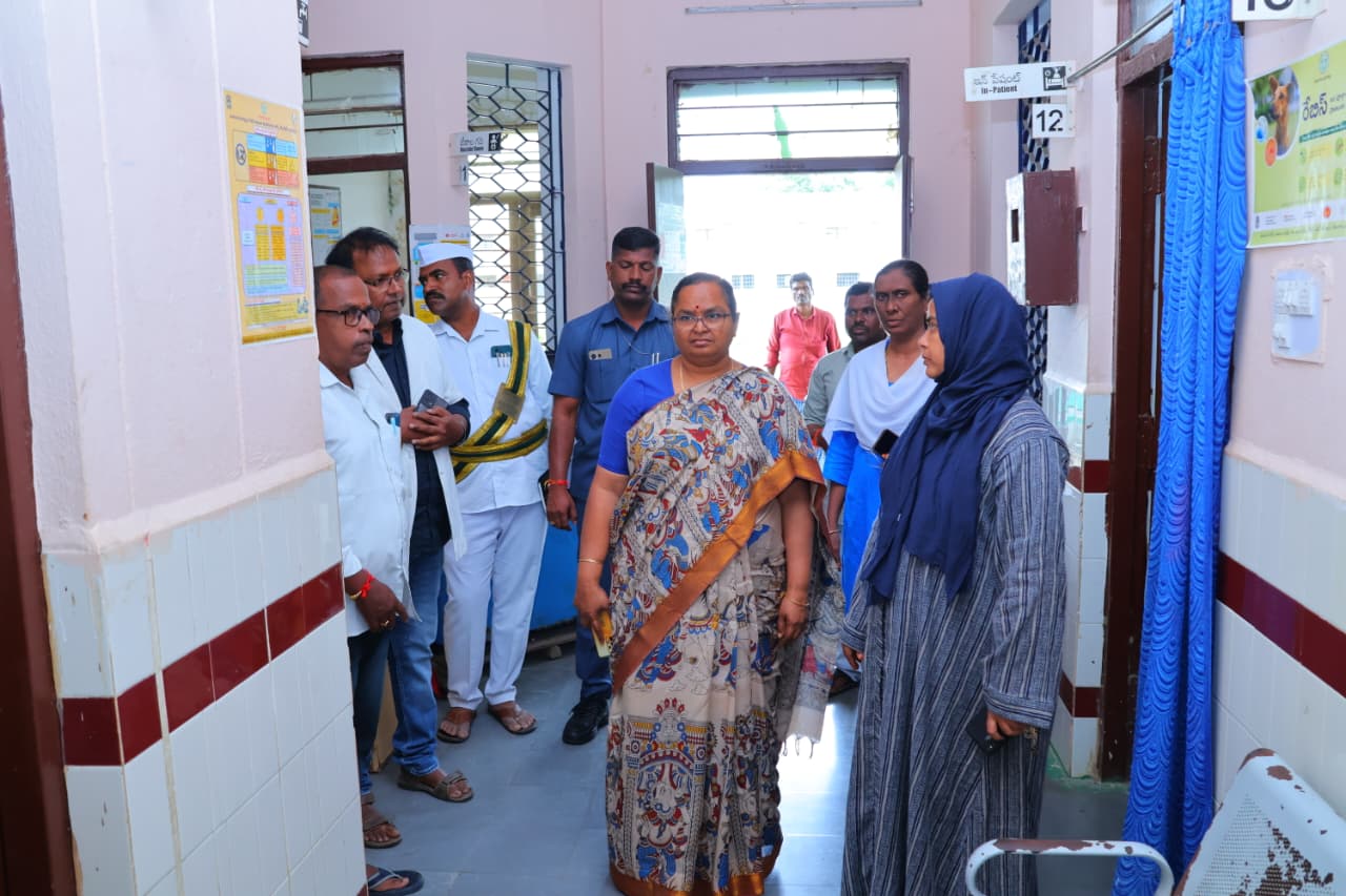 మీరుదొడ్డి మండల కేంద్రంలోని ప్రాథమిక ఆరోగ్య కేంద్రాన్ని సందర్శించిన జిల్లా కలెక్టర్