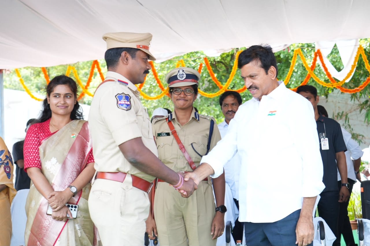 విధి నిర్వహణలో విశేష సేవలకు సీఐ బూర రాజగోపాల్ గౌడ్ కు పోలీస్‌ సేవా పతకం