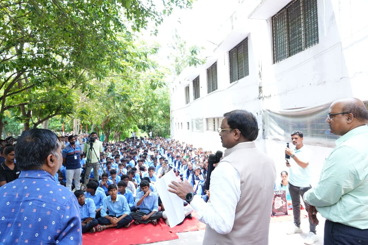 మాసబ్‌ట్యాంక్‌లో పాలిటెక్నిక్‌ విద్యార్థులతో వివేక్‌ వెంకటస్వామి ముఖాముఖి