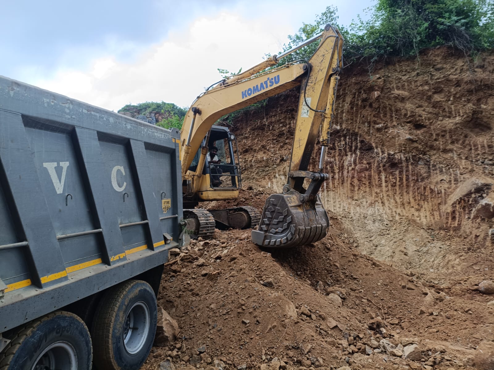 గరలపాలెంలో అక్రమ ఎర్రమట్టి తరలింపు