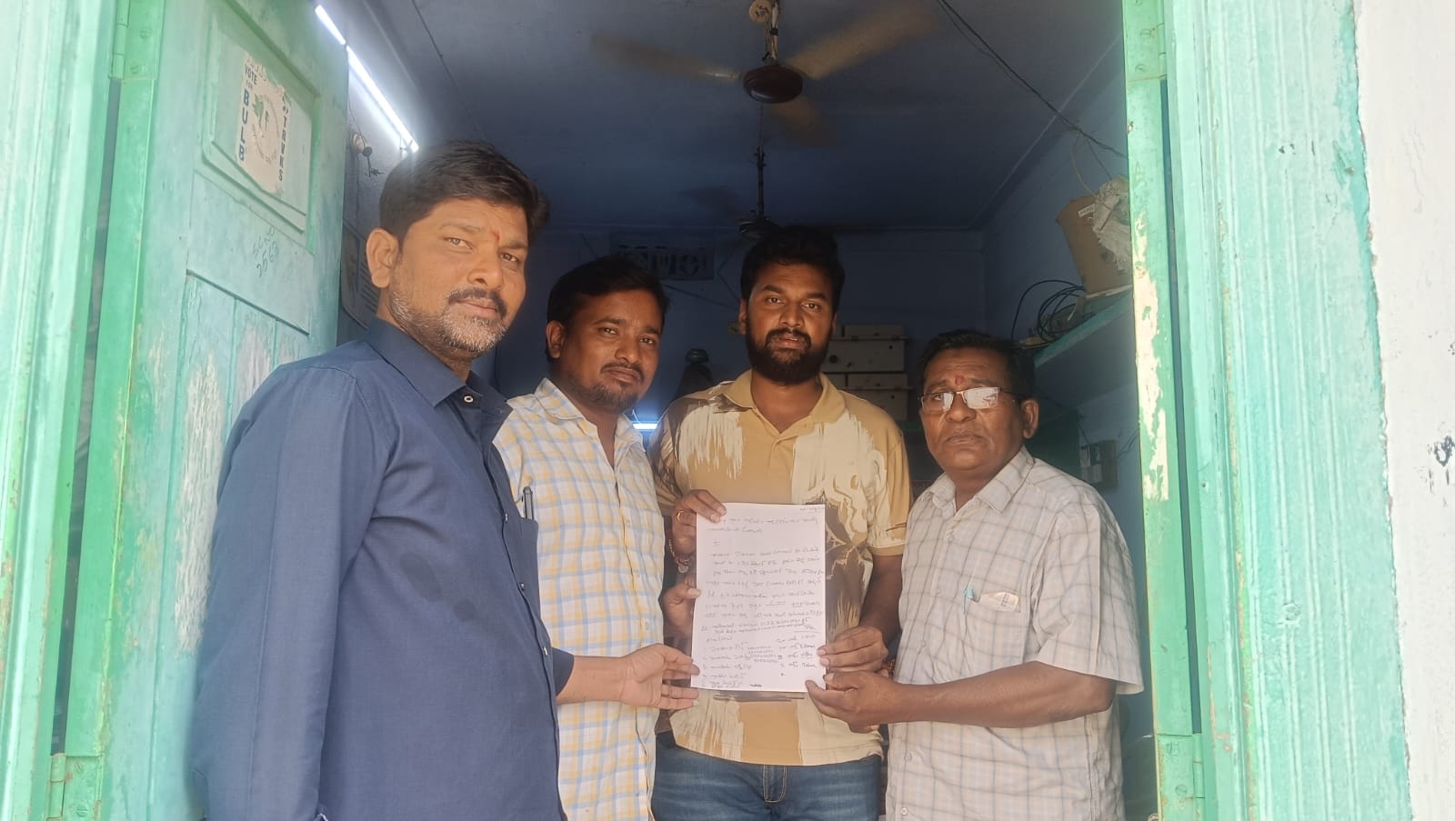 ఇల్లంద గ్రామం మధ్యలో నుండి 11 కేవీ లైన్ పనులు ఆపండి