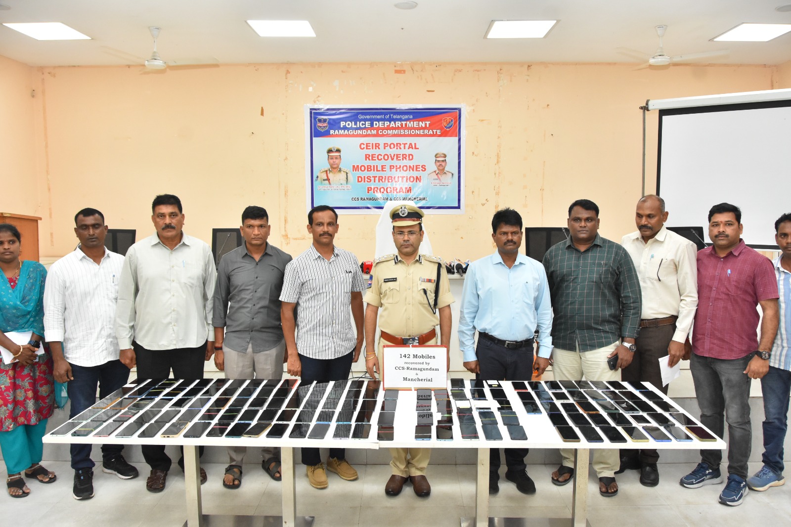 పోగొట్టుకున్న సెల్‌ఫోన్లు రికవరీ...  రూ. 27.40 లక్షల విలువైన 142 సెల్‌ఫోన్లు బాధితులకు అందజేత