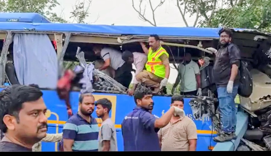 కంటైనర్‌ను ఢీకొట్టిన ప్రైవేట్ బస్సు.. ఆరుగురు స్పాట్ డెడ్
