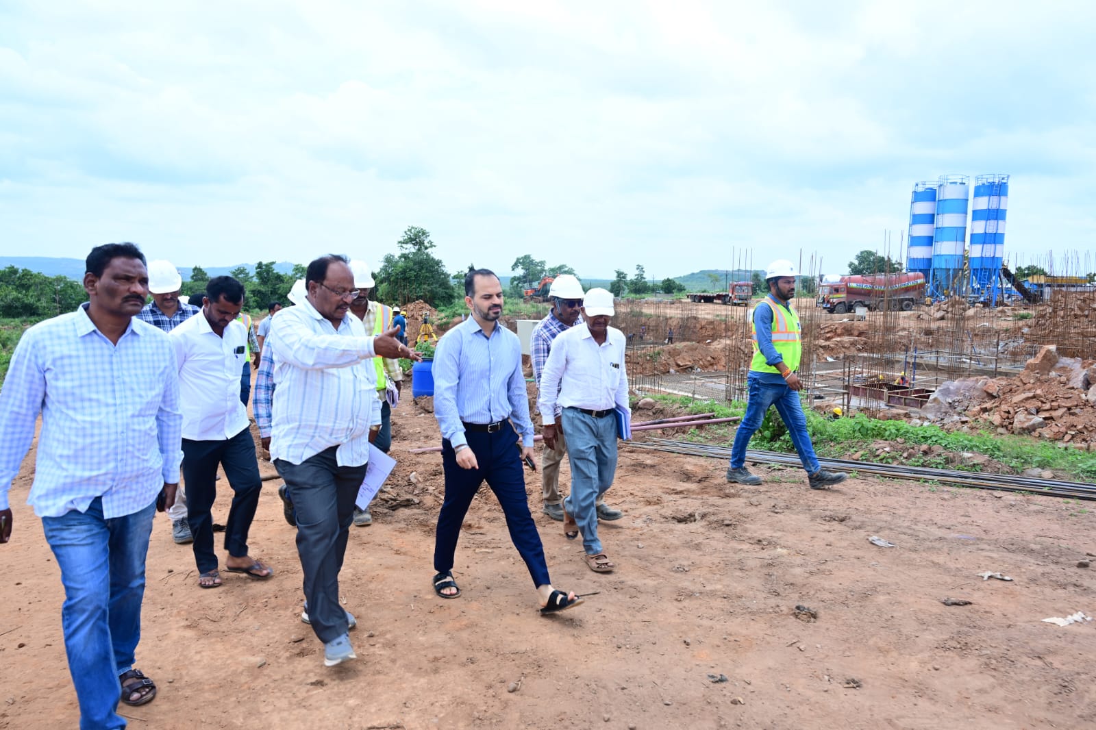 యంగ్ ఇండియా మోడల్ రెసిడెన్షియల్ పాఠశాల నిర్మాణ పనులను తనిఖీ చేసిన జిల్లా కలెక్టర్