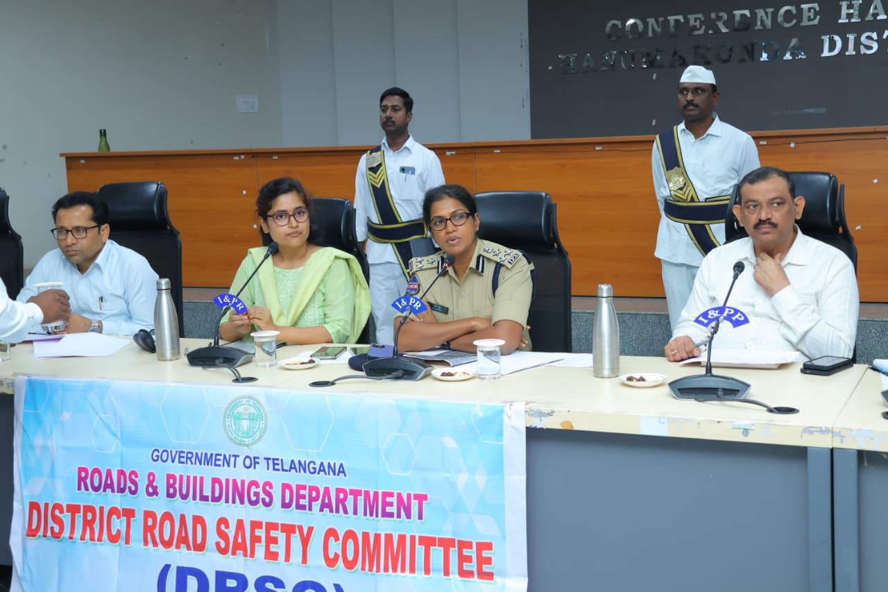 రోడ్డు ప్రమాదాల నివారణకు పటిష్ట చర్యలు చేపట్టాలి: వరంగల్ పోలీస్ కమిషనర్ ఎన్. శ్వేత, హనుమకొండ జిల్లా కలెక్టర్ చాహత్ బాజ్‌పాయ్