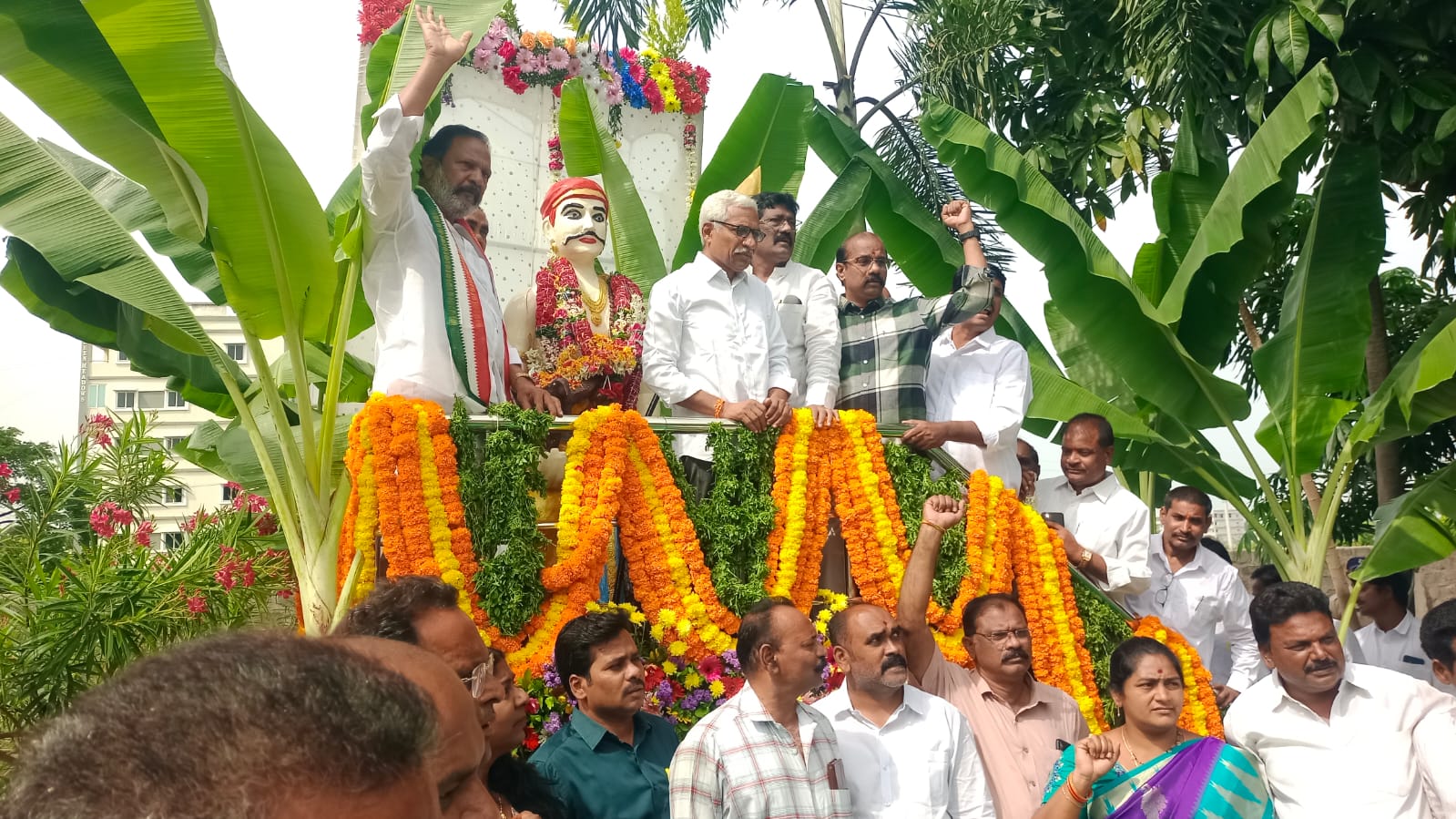 మహనీయుల జీవితాలను స్ఫూర్తిగా తీసుకోవాలి: ఖమ్మం జిల్లా అదనపు కలెక్టర్ శ్రీనివాస రెడ్డి