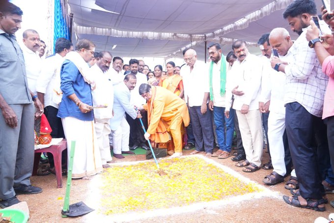 శాతవాహన యూనివర్సిటీ ఇంజనీరింగ్ కళాశాల హాస్టల్స్ కు శంకుస్థాపన