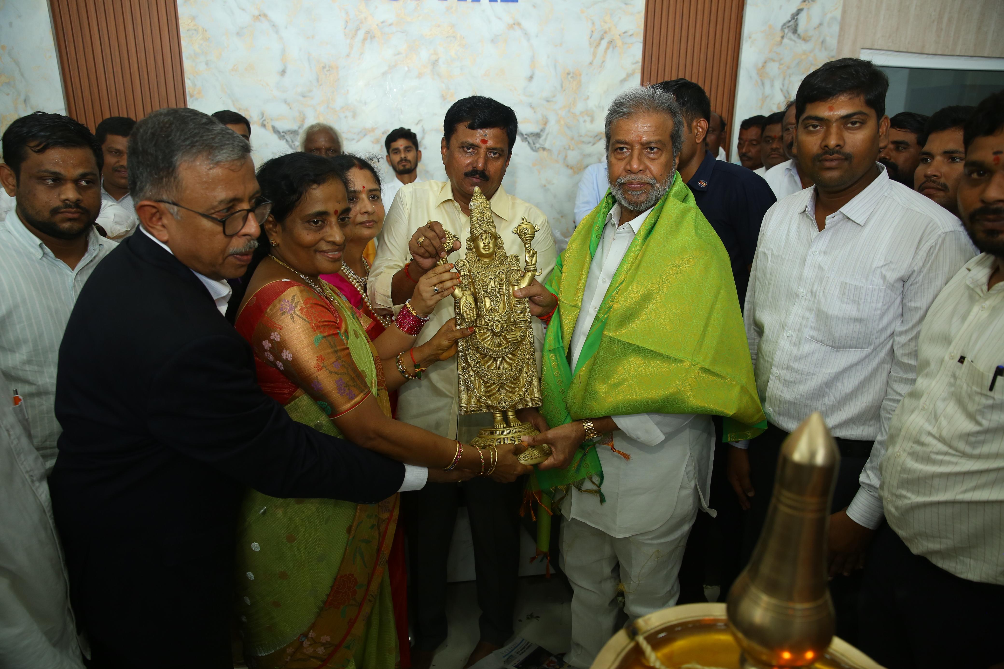 జిల్లా కేంద్రాల్లోనే 90 శాతం వైద్య చికిత్సలు