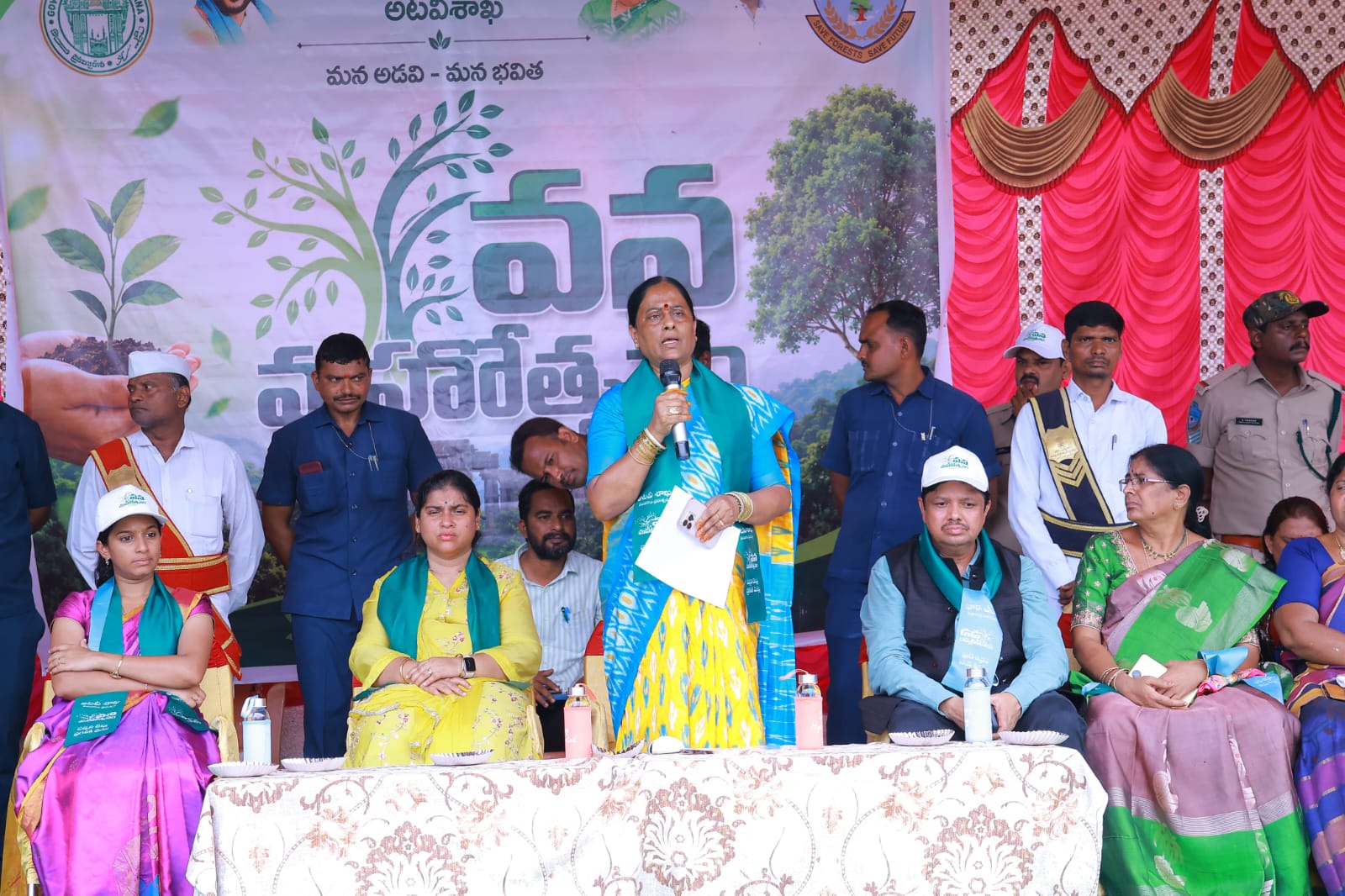 పర్యావరణ పరిరక్షణకు ప్రతి ఒక్కరూ మొక్కలు నాటలి