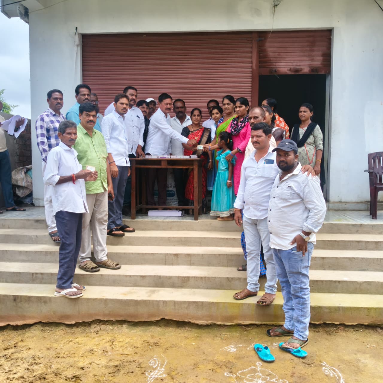 స్మార్ట్ రేషన్ కార్డులు పంపిణీ చేసిన పిఏ సిఎస్ చైర్మన్ రఘుపతిరావు