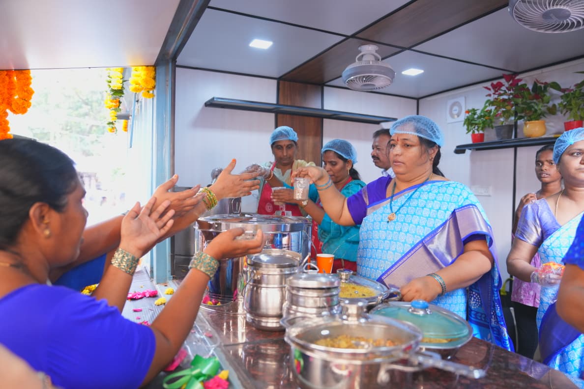 బాగ్ లింగంపల్లిలో 'ఇందిరా మహిళా శక్తి క్యాంటీన్' ప్రారంభించిన మంత్రి పొన్నం ప్రభాకర్