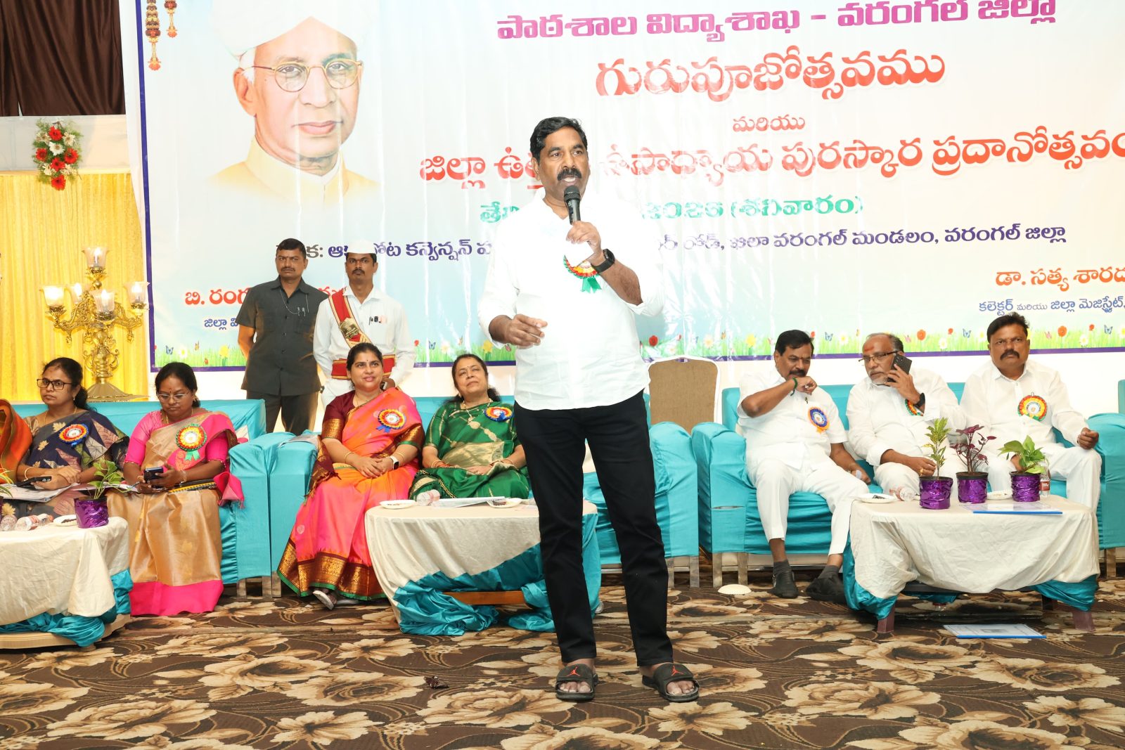 గురుపూజోత్సవంలో ఉపాధ్యాయులకు ఘన సన్మానం