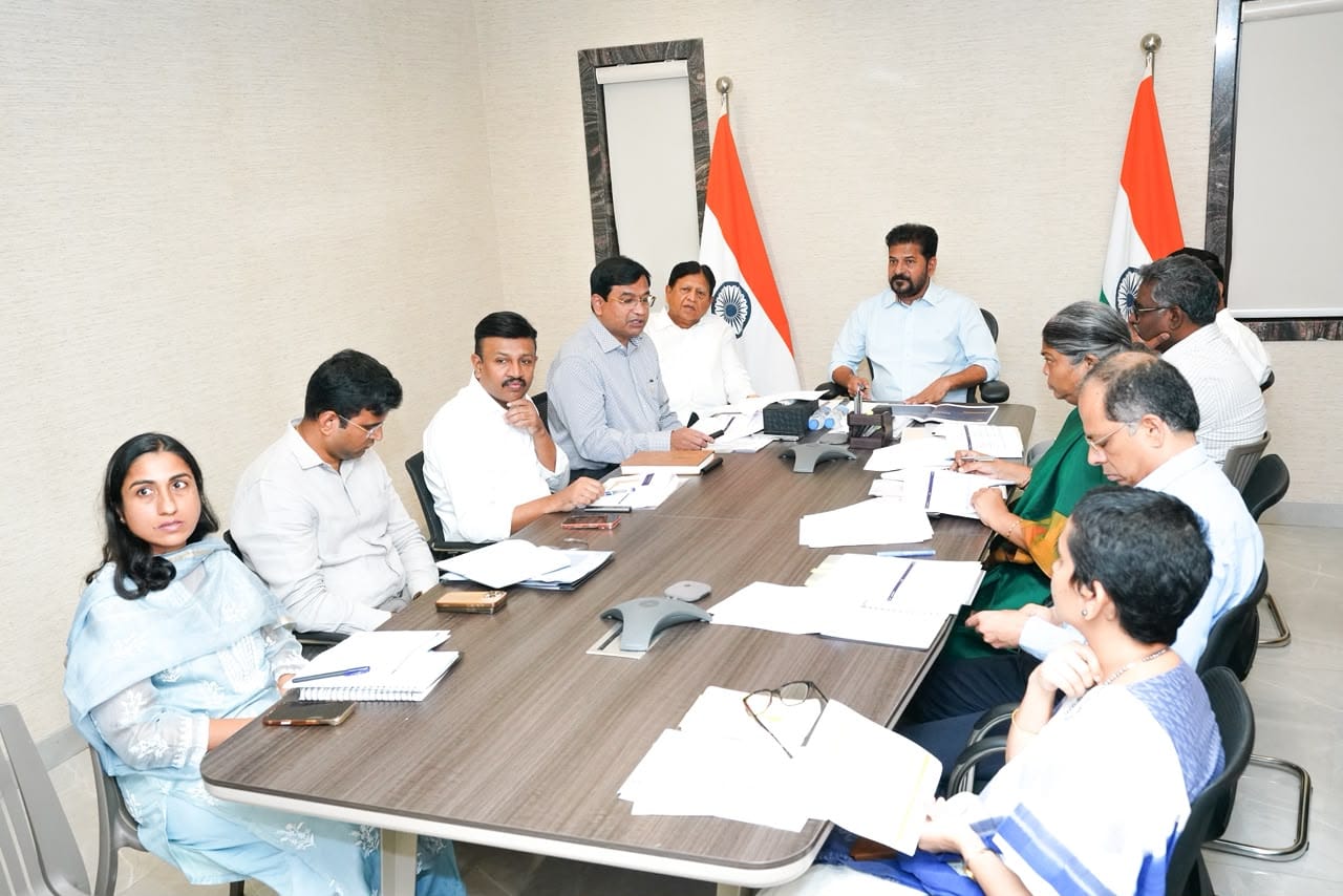 విద్యార్థులకు అందించే యూనిఫాం, ఇతర సామగ్రి పంపిణీపై ముఖ్యమంత్రి  సమీక్ష