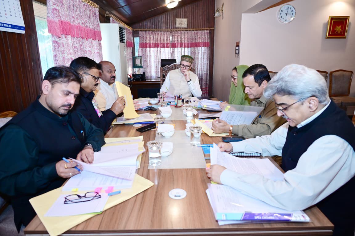 శ్రీనగర్‌లో జరిగిన 12వ మంత్రివర్గ సమావేశానికి అధ్యక్షత వహించిన ఒమర్ అబ్దుల్లా