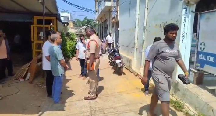 బాధితులు మరియు పోలీసుల కథనం ప్రకారం...